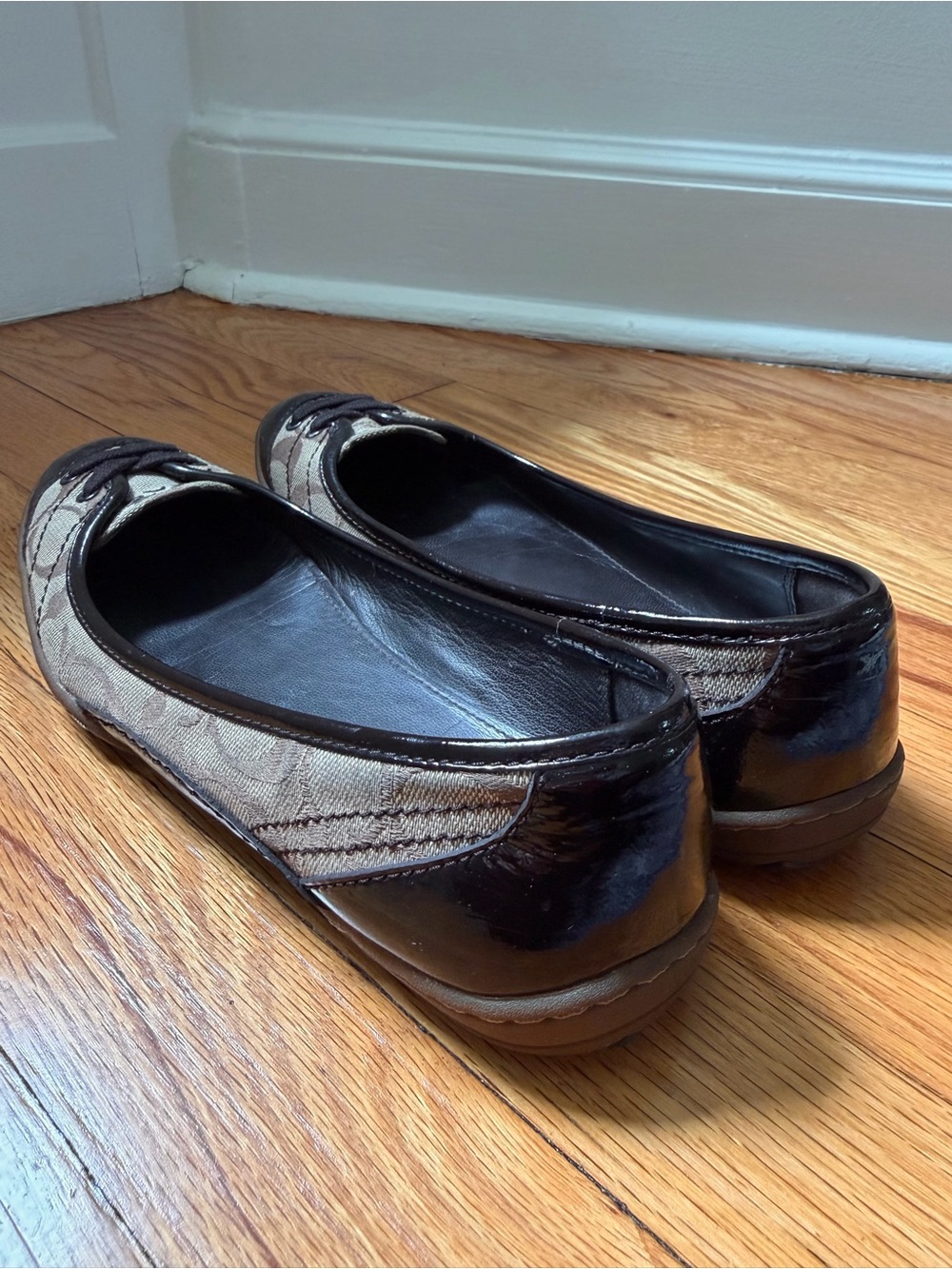 Coach Dannie Beige Signature Canvas Brown Patent Trim Ballet Flats Women’s 7.5 - Picture 5 of 15